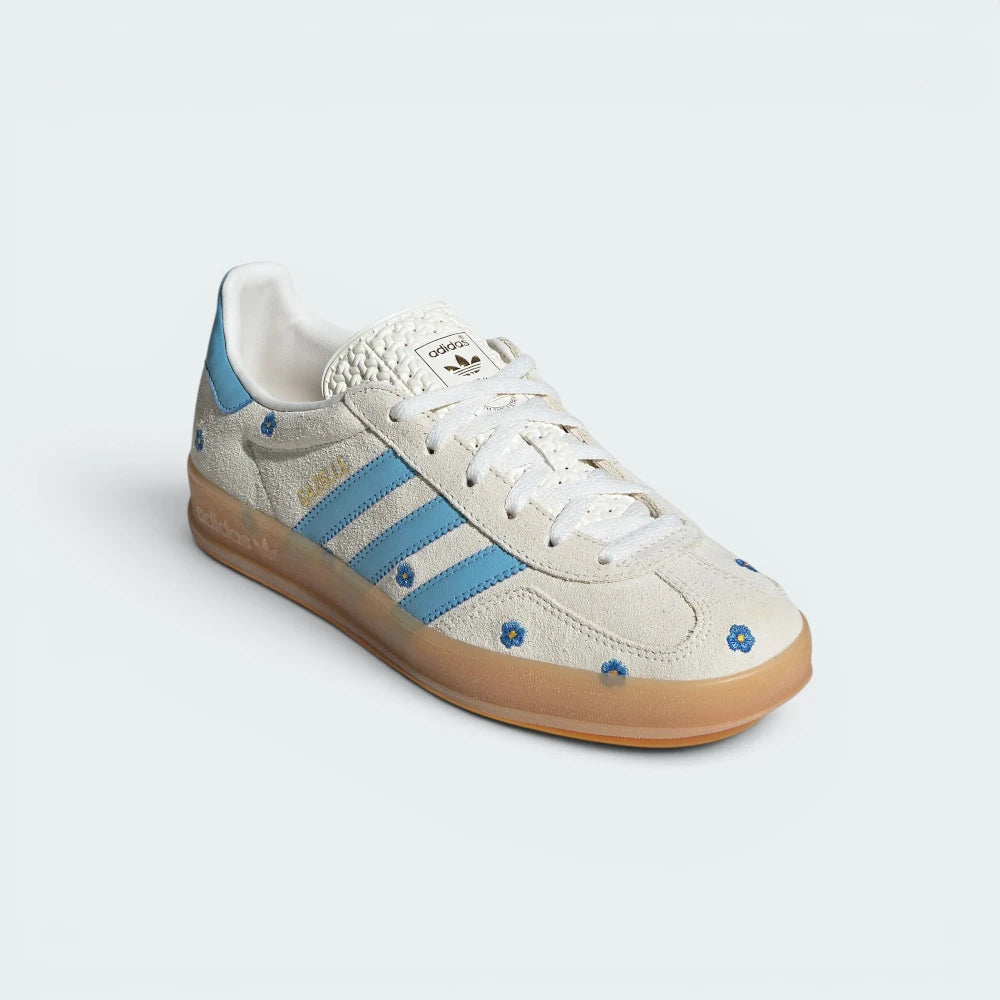Emphasising the low-profile casual silhouette and the professional distribution of the bright blue leather heel overlays.