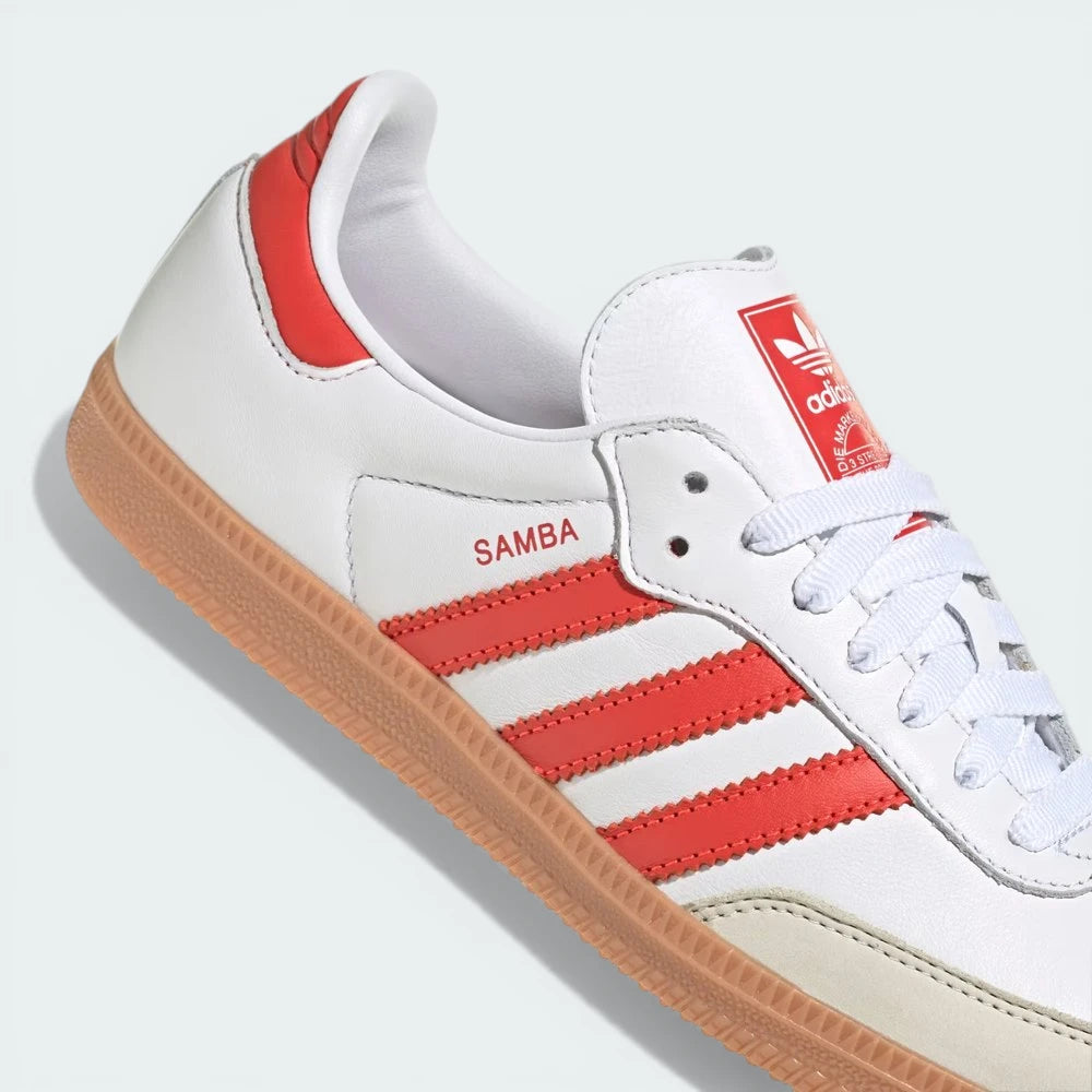 Detailed zoom on the tongue and the blue Adidas Originals trefoil logo, showcasing the heritage-inspired colour palette.