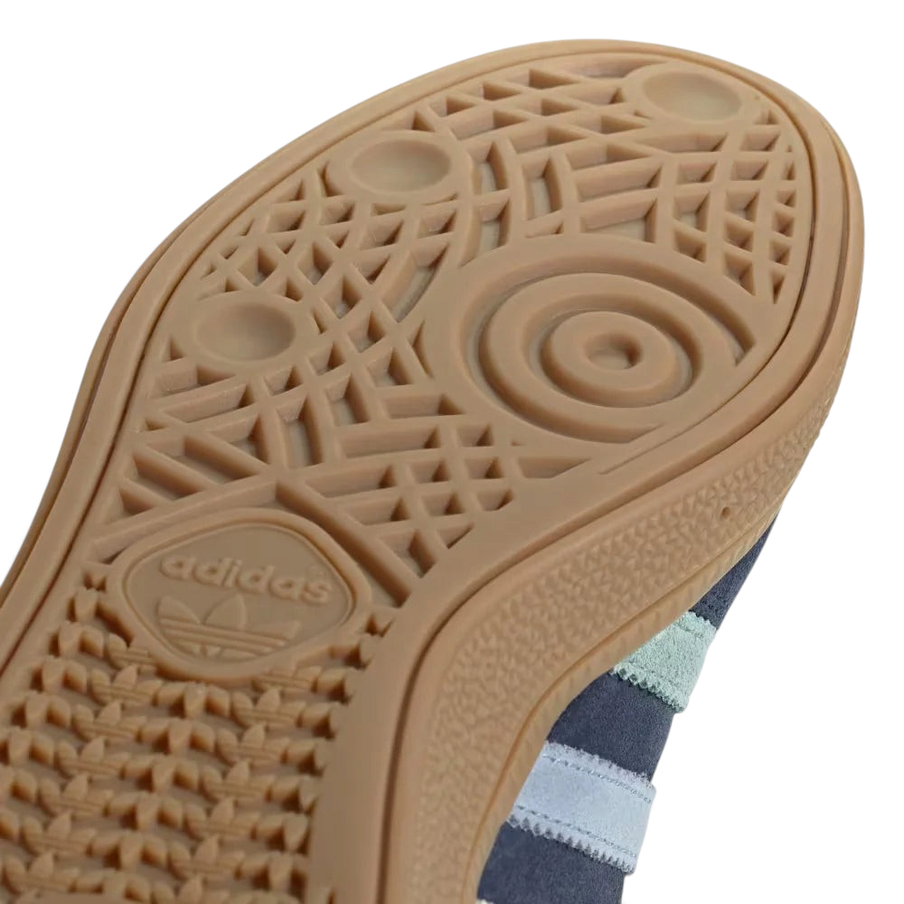Zoom of the Outsole highlighting the gum rubber outsole and grips