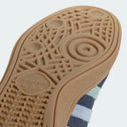 Zoom of the Outsole highlighting the gum rubber outsole and grips