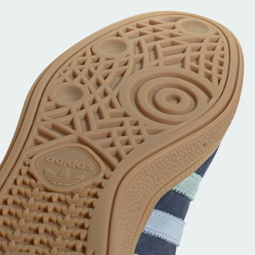 Zoom of the Outsole highlighting the gum rubber outsole and grips