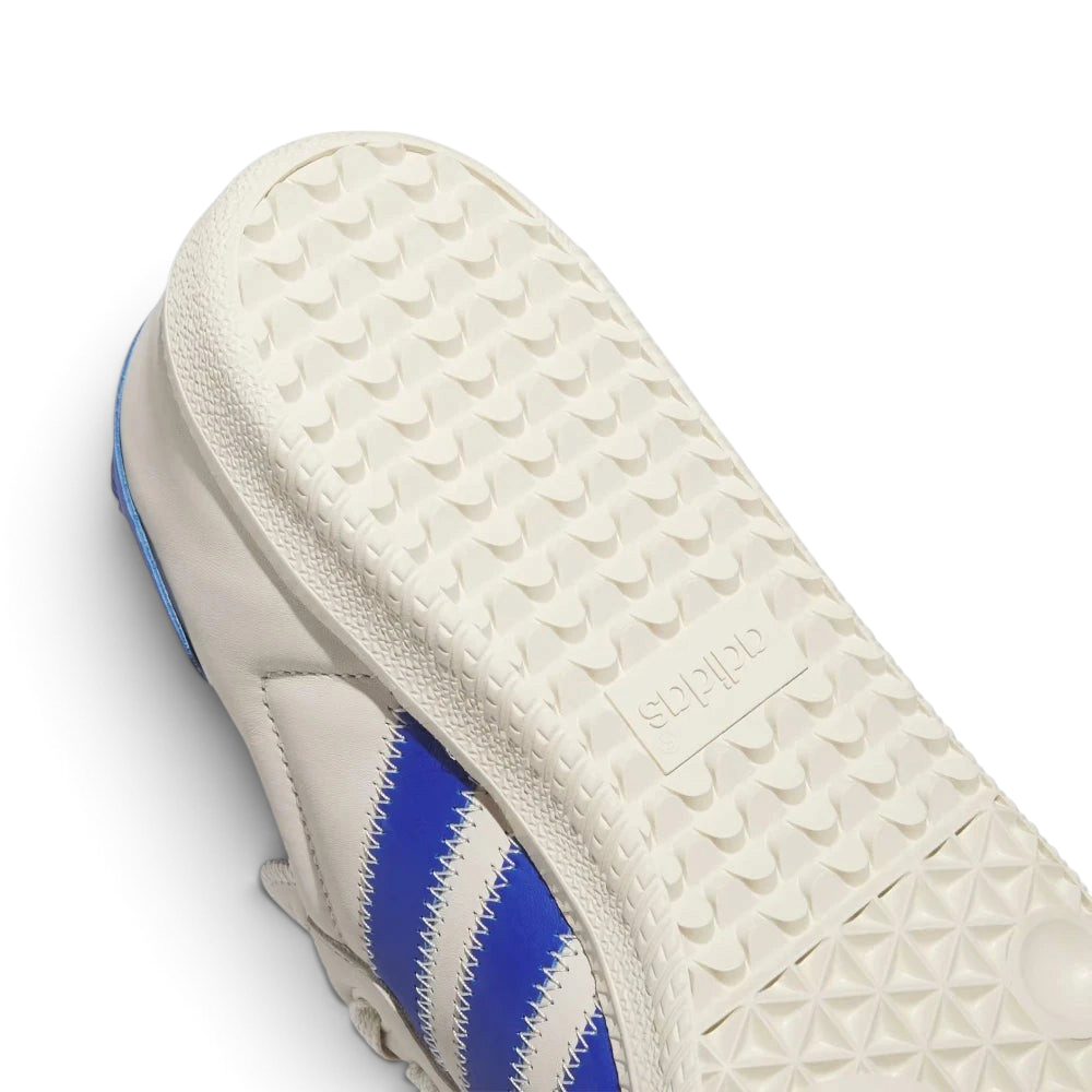 Highlights the "unreal" clean finish where the matching alumina rubber sidewall wall securely bonds to the premium Danish leather upper.