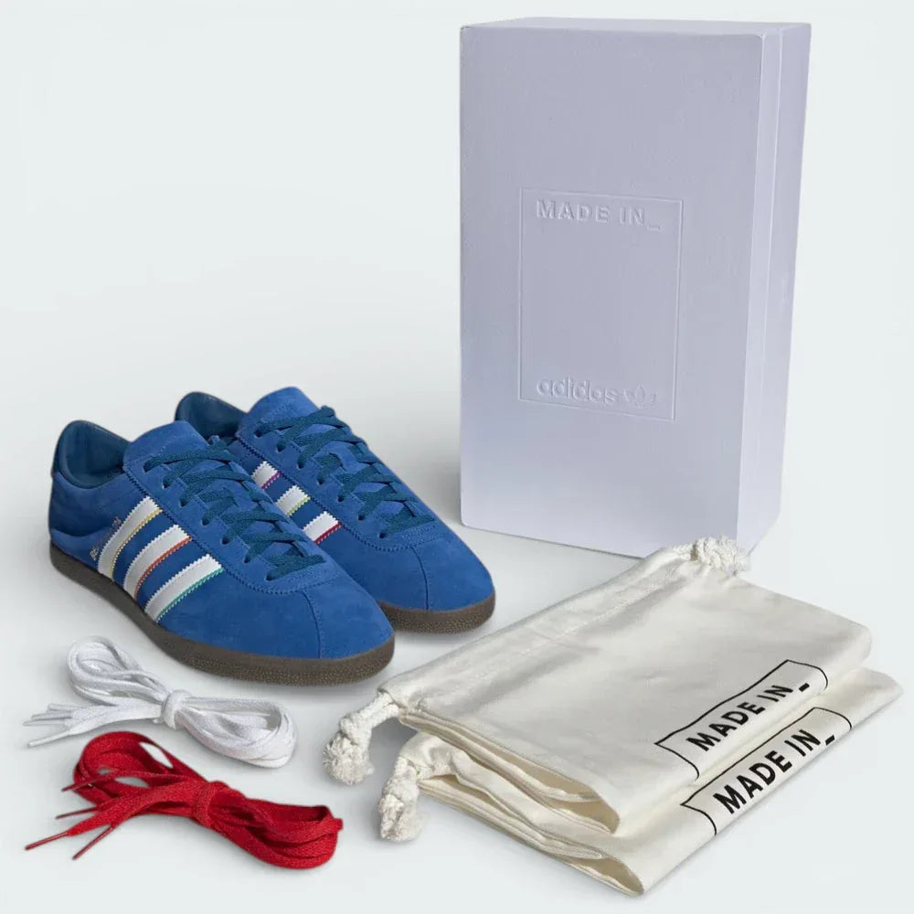 The whole presentation including 2 spare sets of laces and 2 totes