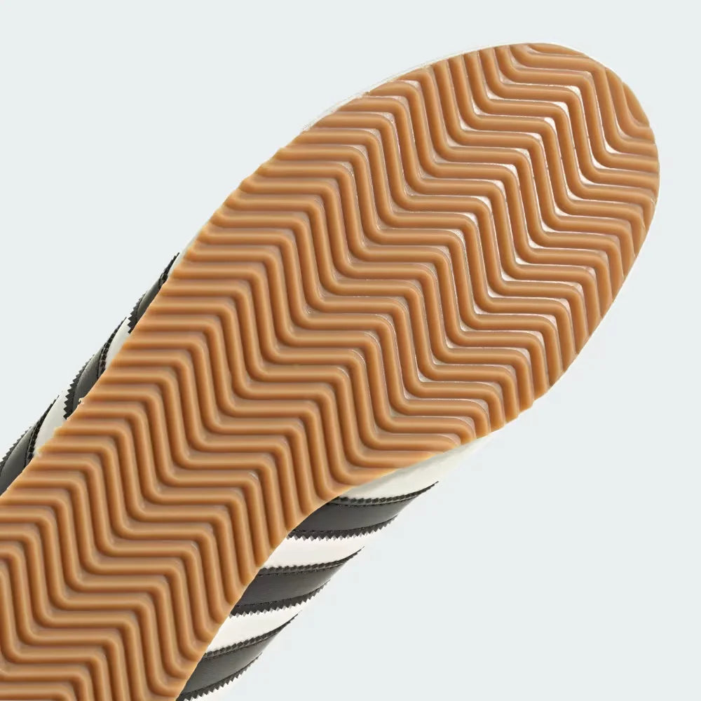 Highlighting the transition between the gum rubber and the cushioned EVA unit.