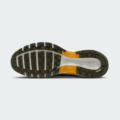 View of the outsole of the Nike P-6000 men's trainers, showing the durable rubber tread pattern for everyday traction.