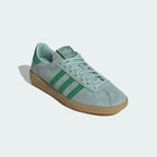 Emphasising the T-toe overlay and the subtle contrast between the two shades of green.
