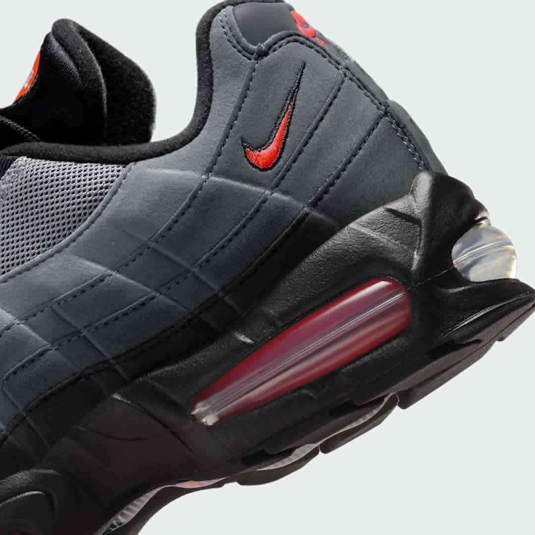 Detailed zoom on the outsole and midsole of the Nike Air Max 95 OG Men's running shoes, highlighting the cushioned foam and visible Max Air units.
