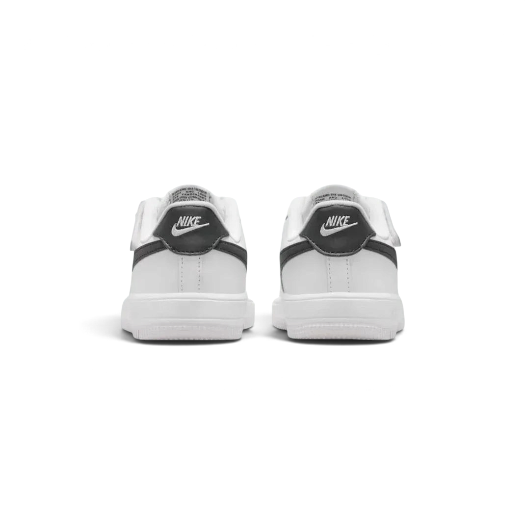 Rear view of the Nike Air Force 1 Low EasyOn Kids' white trainers, focusing on the heel panel and Nike Air branding.
