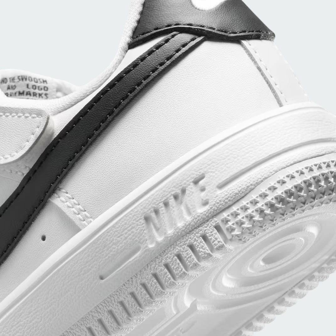 Detailed zoom on the outsole and midsole of the Nike Air Force 1 Low EasyOn Kids' trainers, highlighting the cushioned midsole and durable rubber outsole.