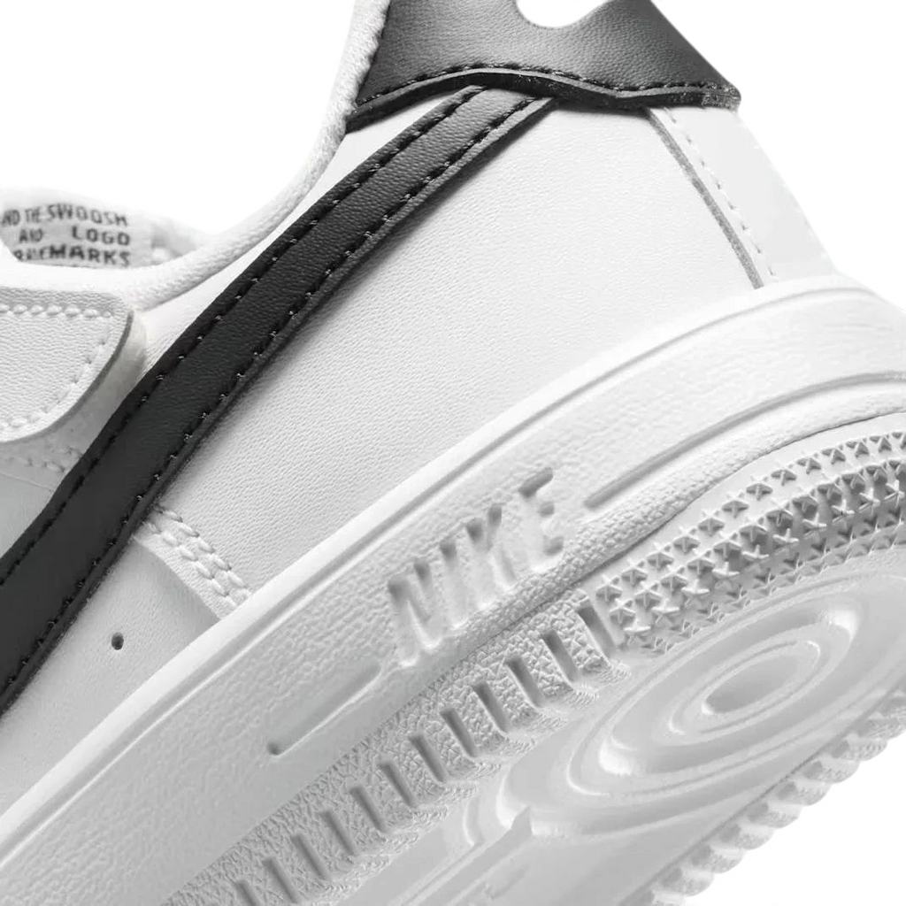 Detailed zoom on the outsole and midsole of the Nike Air Force 1 Low EasyOn Kids' trainers, highlighting the cushioned midsole and durable rubber outsole.