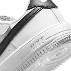 Detailed zoom on the outsole and midsole of the Nike Air Force 1 Low EasyOn Kids' trainers, highlighting the cushioned midsole and durable rubber outsole.