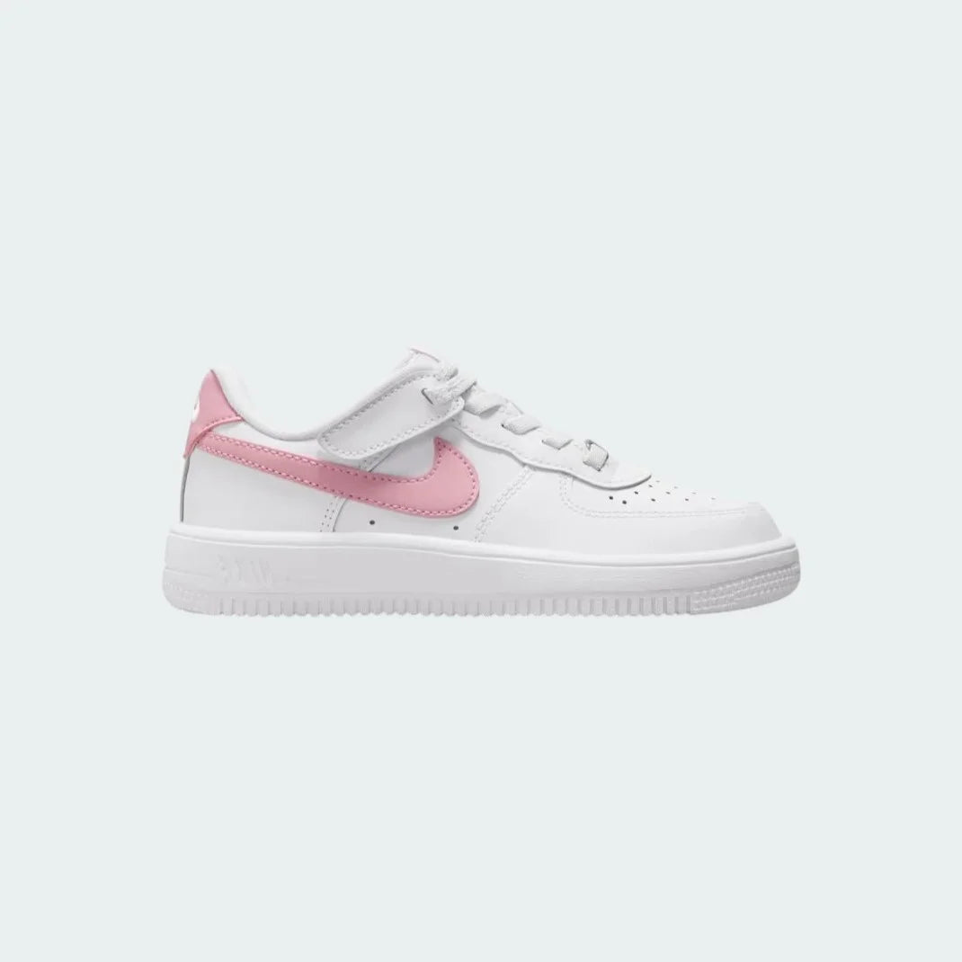 Nike Air Force 1 Low EasyOn Girls' trainers in white leather with a light pink Swoosh, side profile showing classic leather upper and EasyOn entry system.