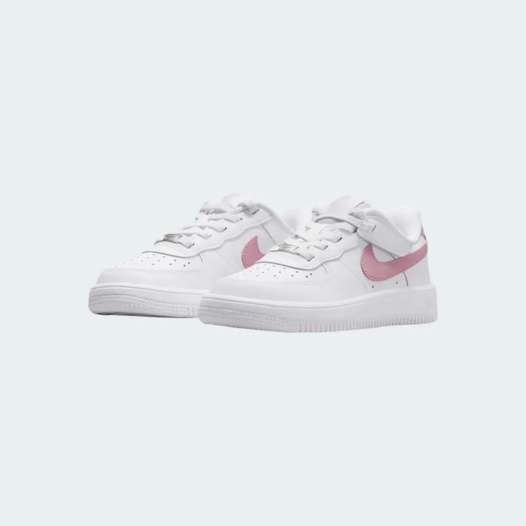 Angled view of two Nike Air Force 1 Low EasyOn Girls' trainers in white and pink, side by side, showcasing their timeless design and clean aesthetic.