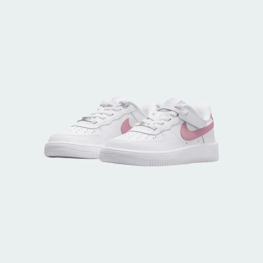 Angled view of two Nike Air Force 1 Low EasyOn Girls' trainers in white and pink, side by side, showcasing their timeless design and clean aesthetic.