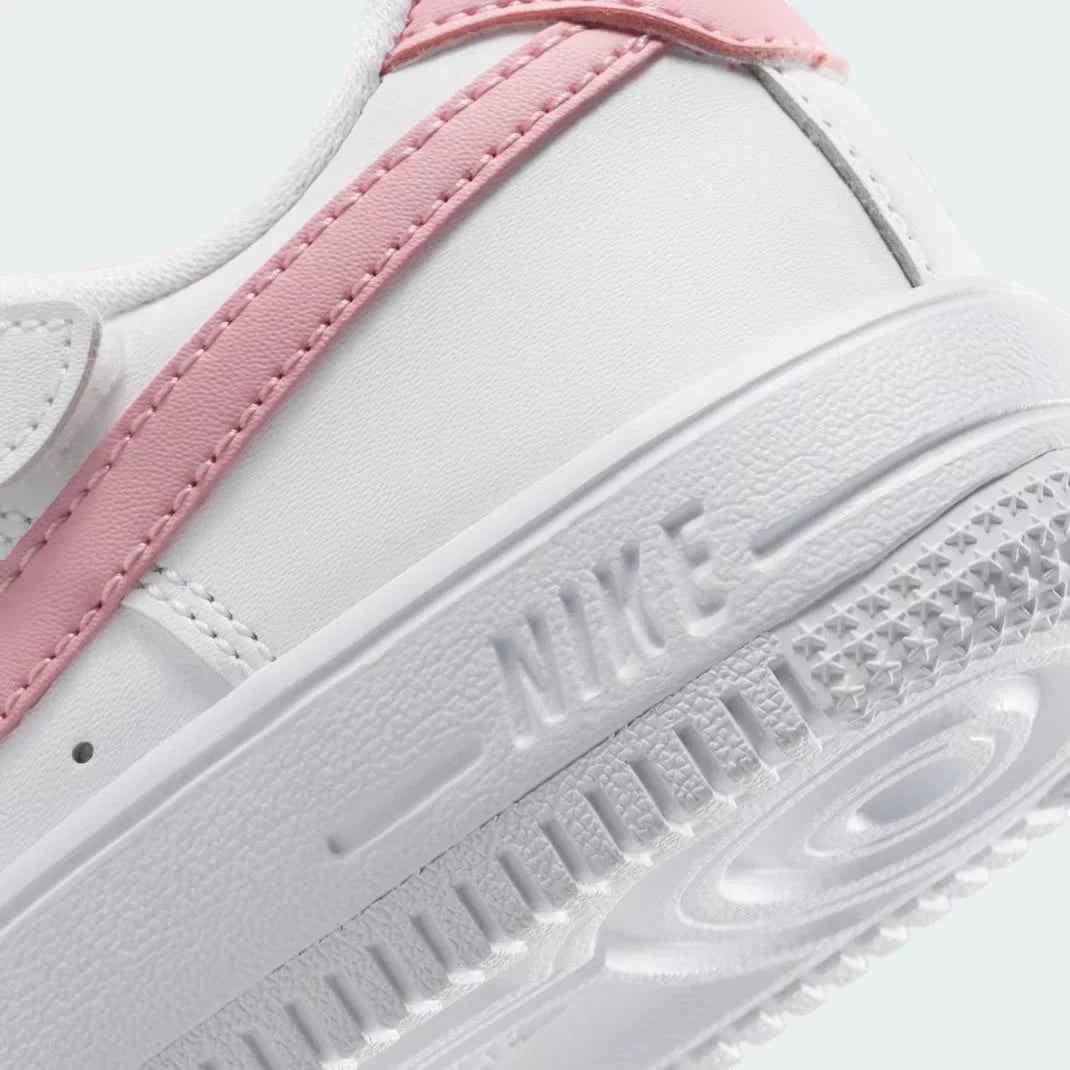 Detailed zoom on the outsole and midsole of the Nike Air Force 1 Low EasyOn Girls' trainers, highlighting the cushioned midsole and durable rubber outsole.