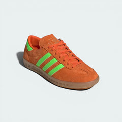 Three-quarter angle of the pair, emphasising the sleek low-profile silhouette and the gold foil "Hamburg" branding.