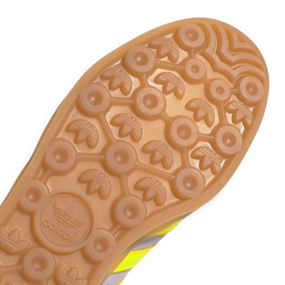 Outsole with trefoil grip in gum