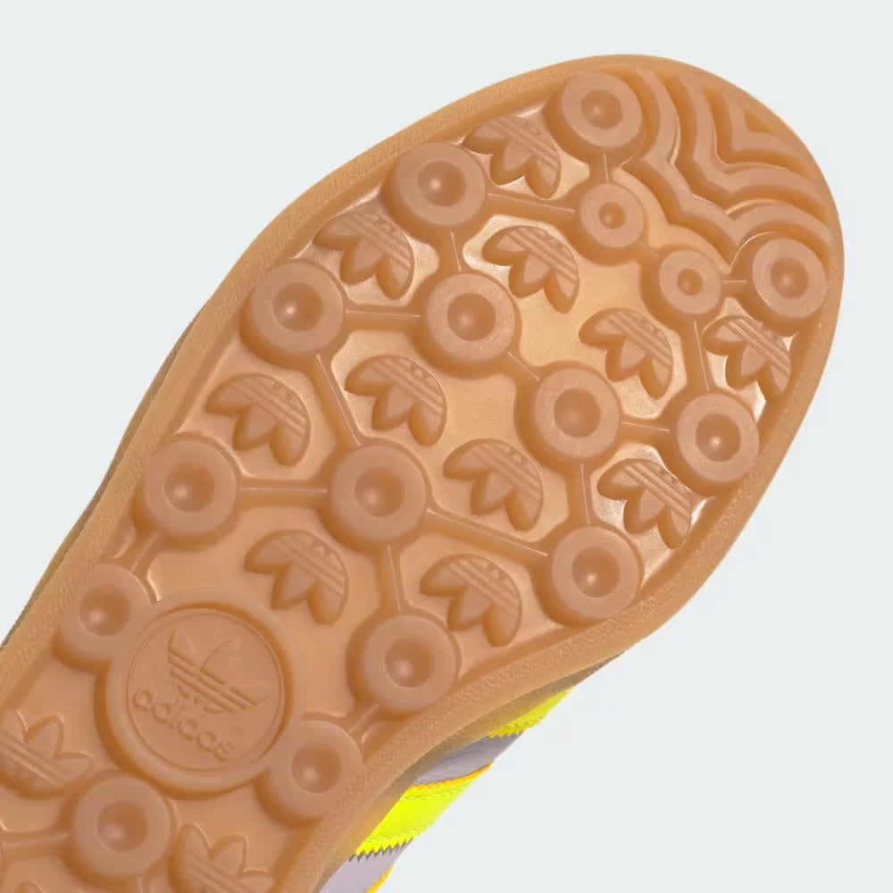 Outsole with trefoil grip in gum