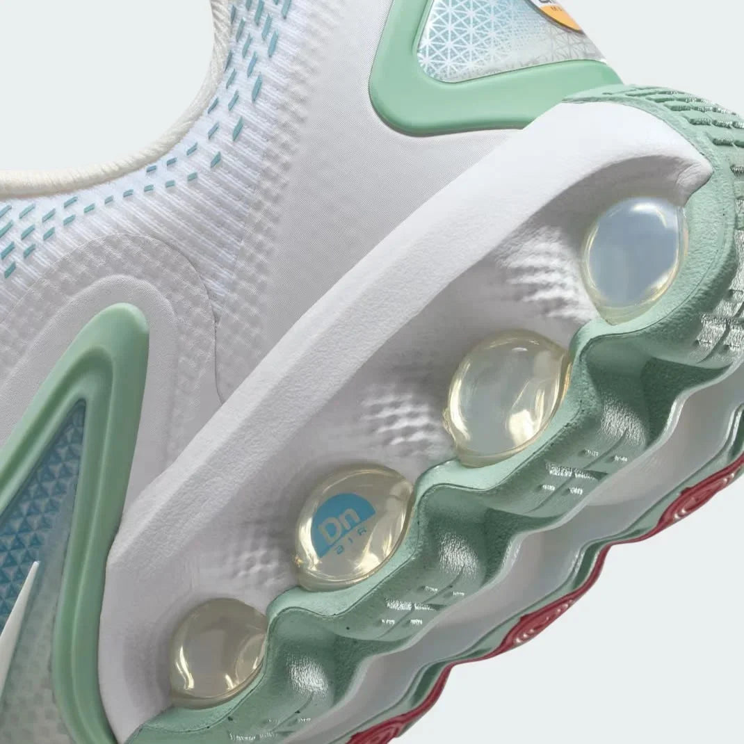 Detailed zoom on the outsole and midsole of the Nike Air Max DN Juniors' trainers, highlighting the dual-pressure Dynamic Air cushioning system and robust rubber outsole.