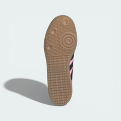 View of the classic gum rubber outsole, showcasing the pivot-point traction pattern designed for indoor surfaces.