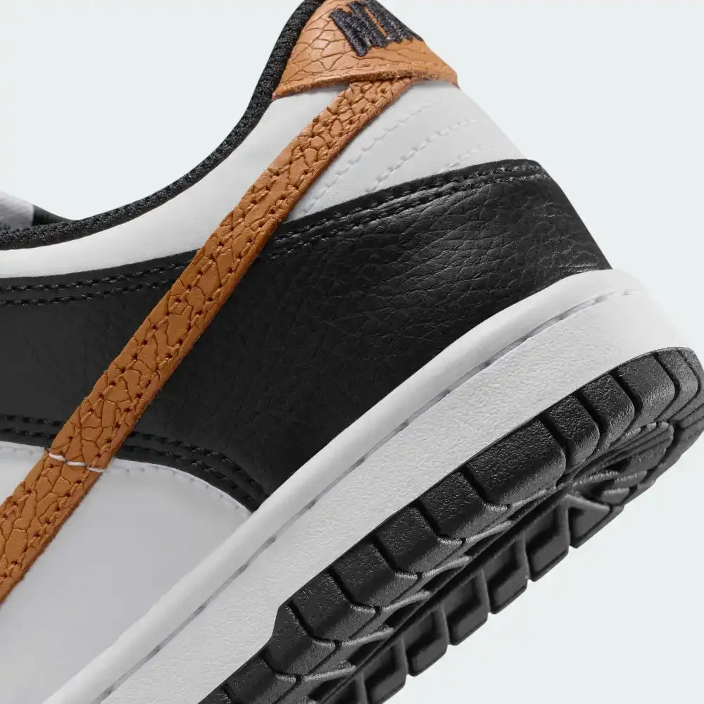 Detailed zoom on the midsole area, highlighting the classic cupsole stitching and the durable black rubber outsole.
