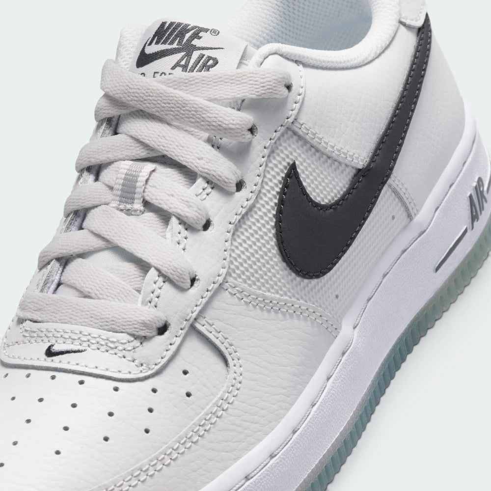 Details the premium stitching wrapping the front toe cap protection matrix and the precision eyelet lacing configuration.