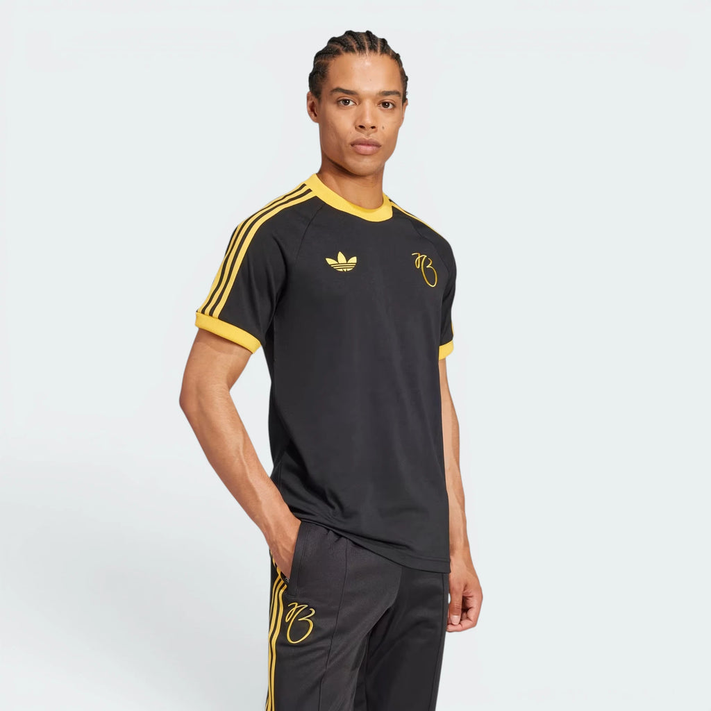 Focuses on the locked-in tailored crewneck structure and the professional, integrated rear collar sizing print.