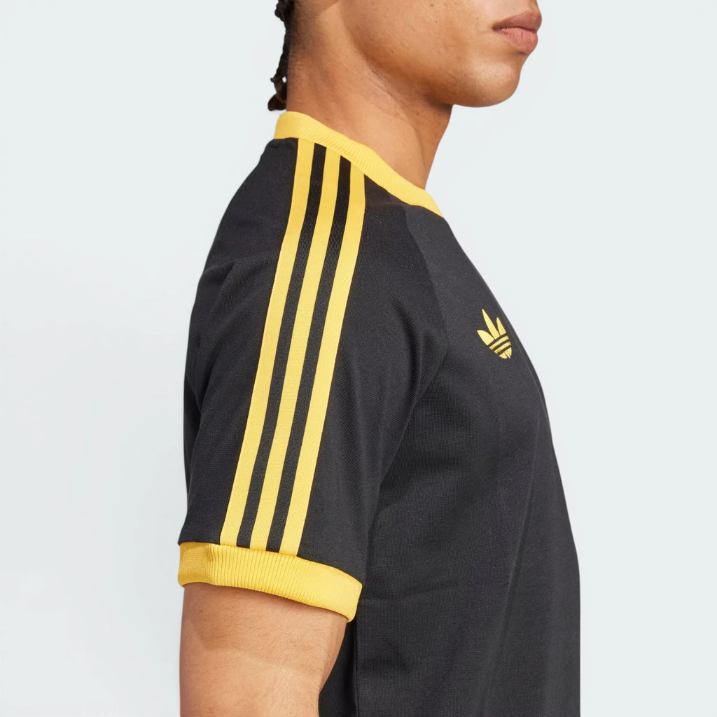 Highlights the "unreal" low-profile finish of the short sleeve hems and the stable fabric integration.