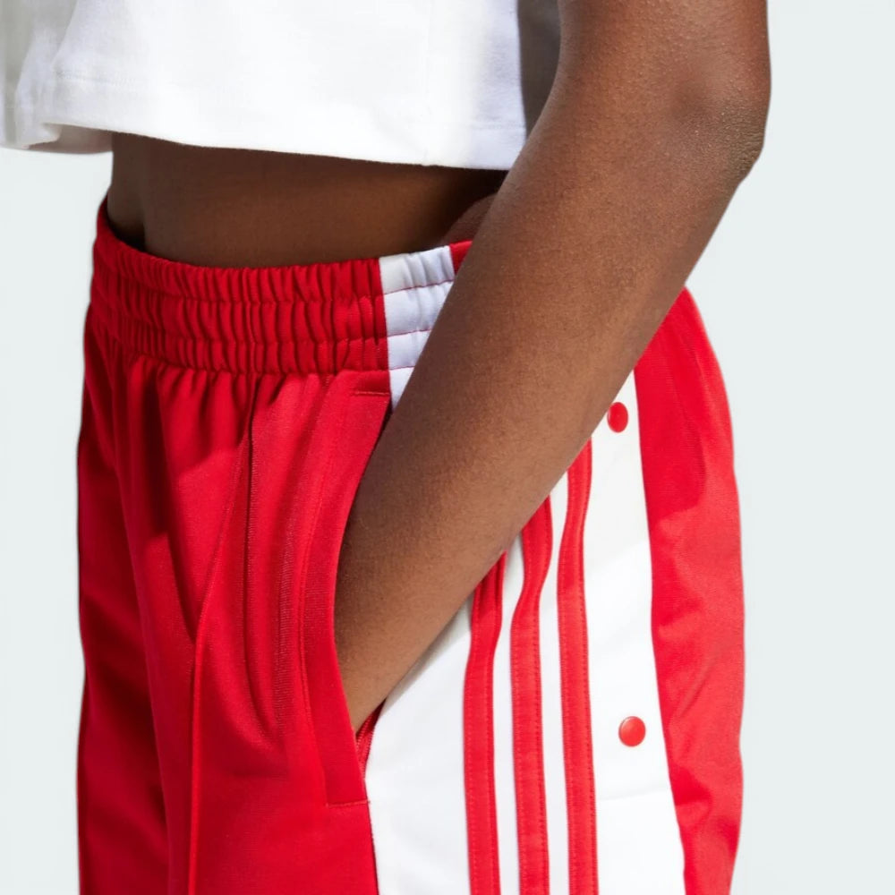 Zoom looking at the snap buttons and hardware, highlighting the high-quality finish and reinforced side-seam construction.