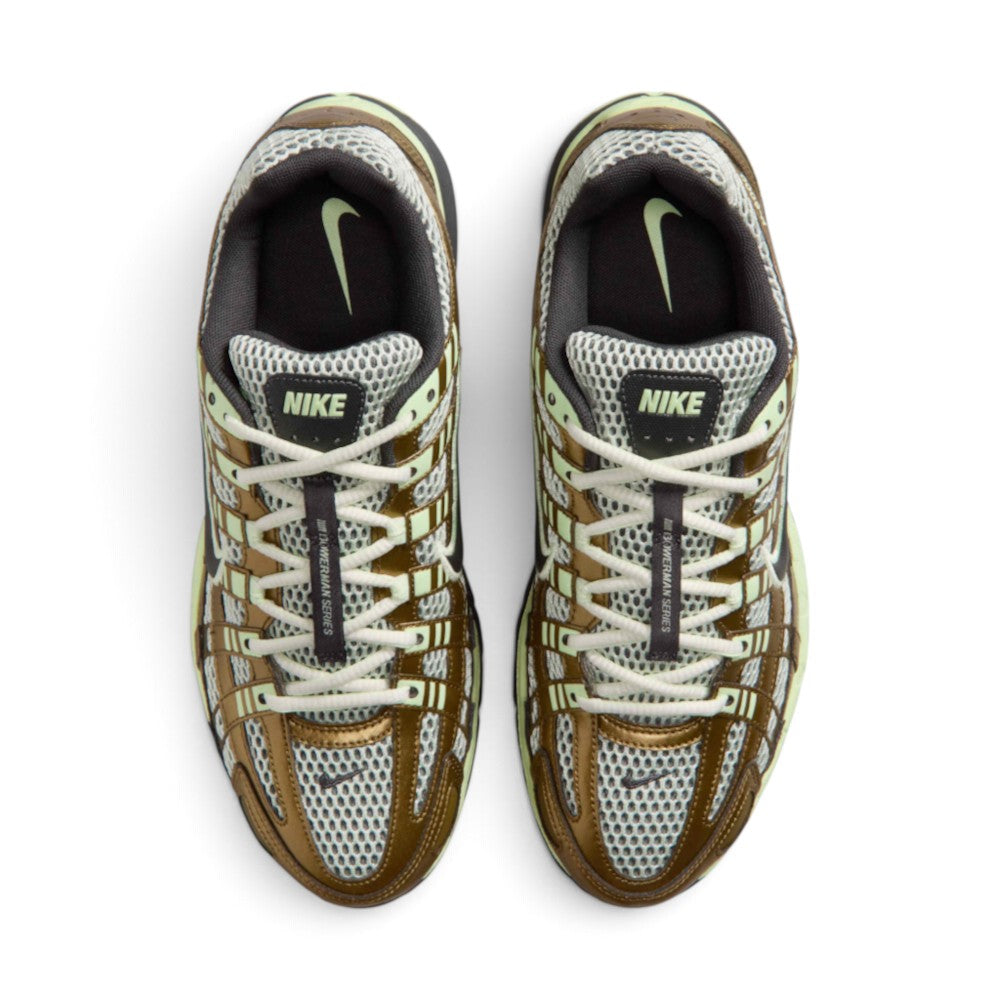 Focuses on the locked-in central lacing layout, displaying the flat laces, vertical tongue webbing, padded tongues with Nike logo tabs, and cushioned insoles.