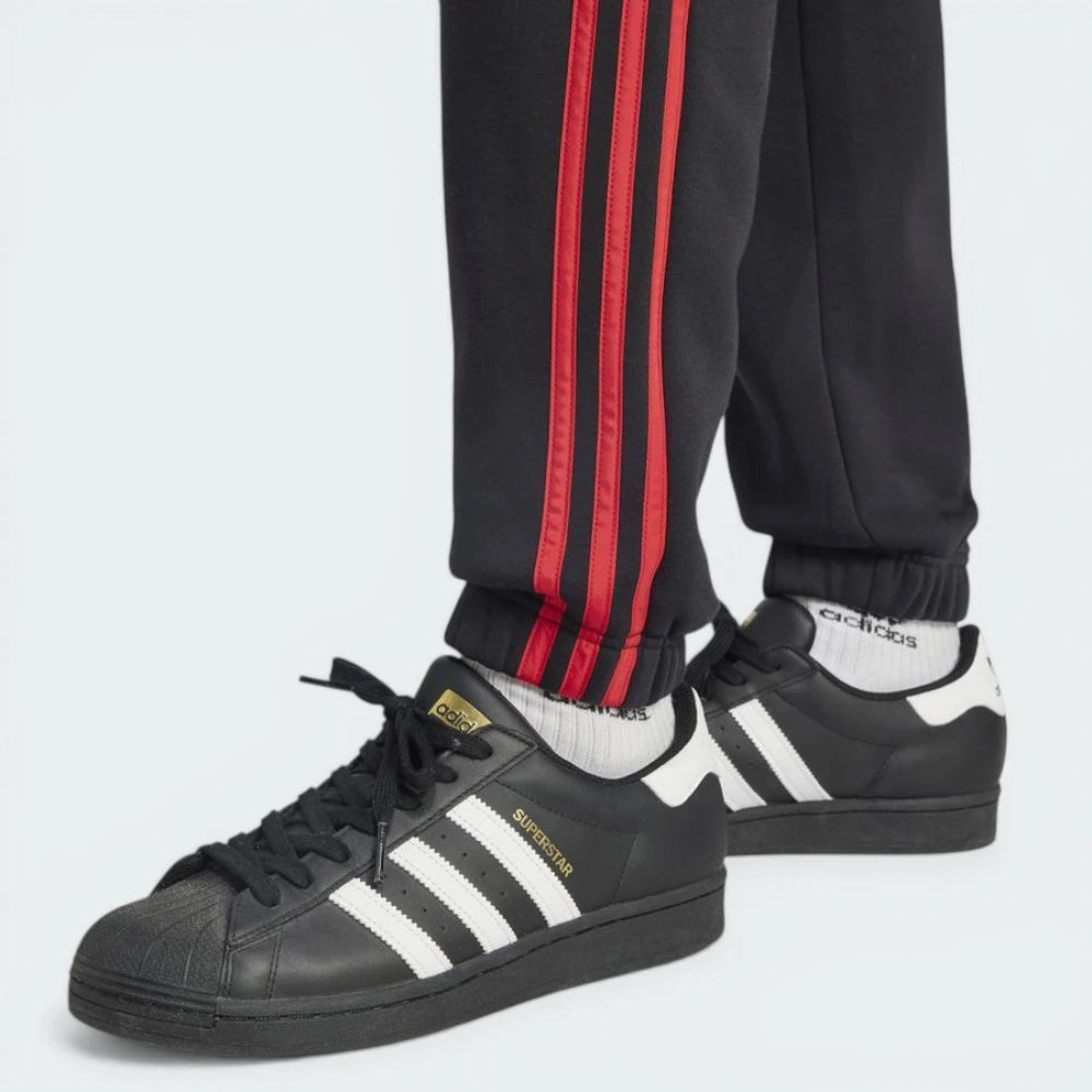 Highlighting the technical texture of the recycled polyamide and the quality of the cuffed legs