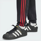 Highlighting the technical texture of the recycled polyamide and the quality of the cuffed legs