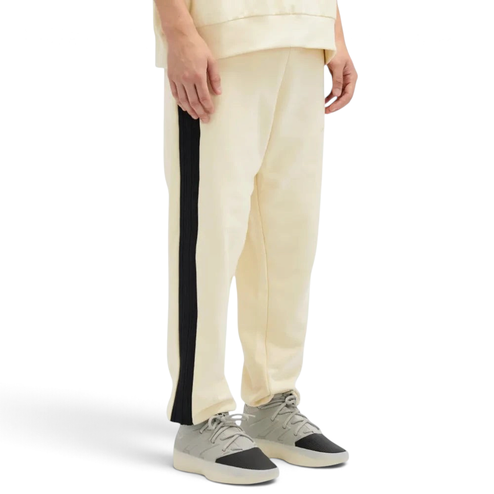 Highlights the high-velocity, clean fall of the slim-fit leg panels and the professional thickness of the 465g heavy cotton material.