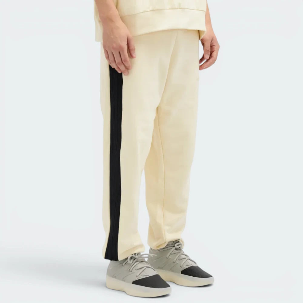 Highlights the high-velocity, clean fall of the slim-fit leg panels and the professional thickness of the 465g heavy cotton material.