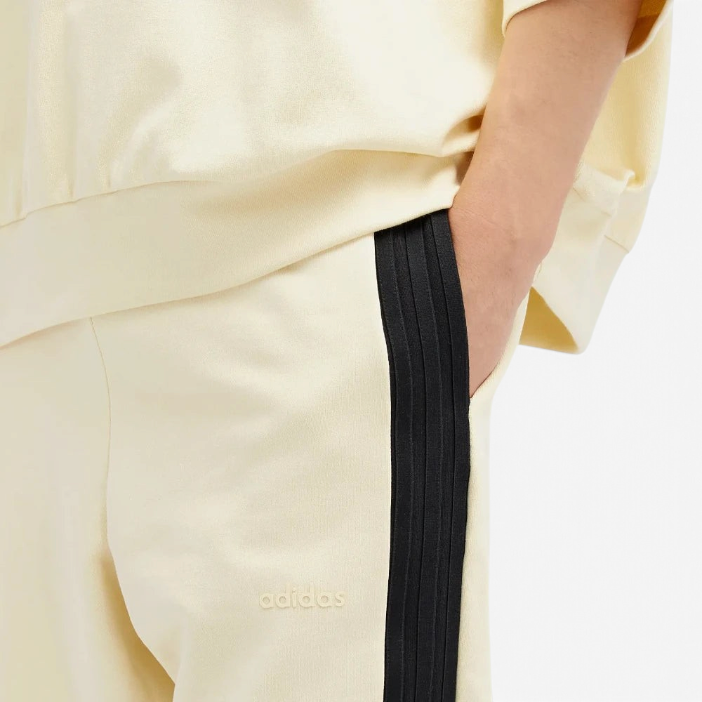 Details the high-definition finish of the texturised logos on the front and thigh.