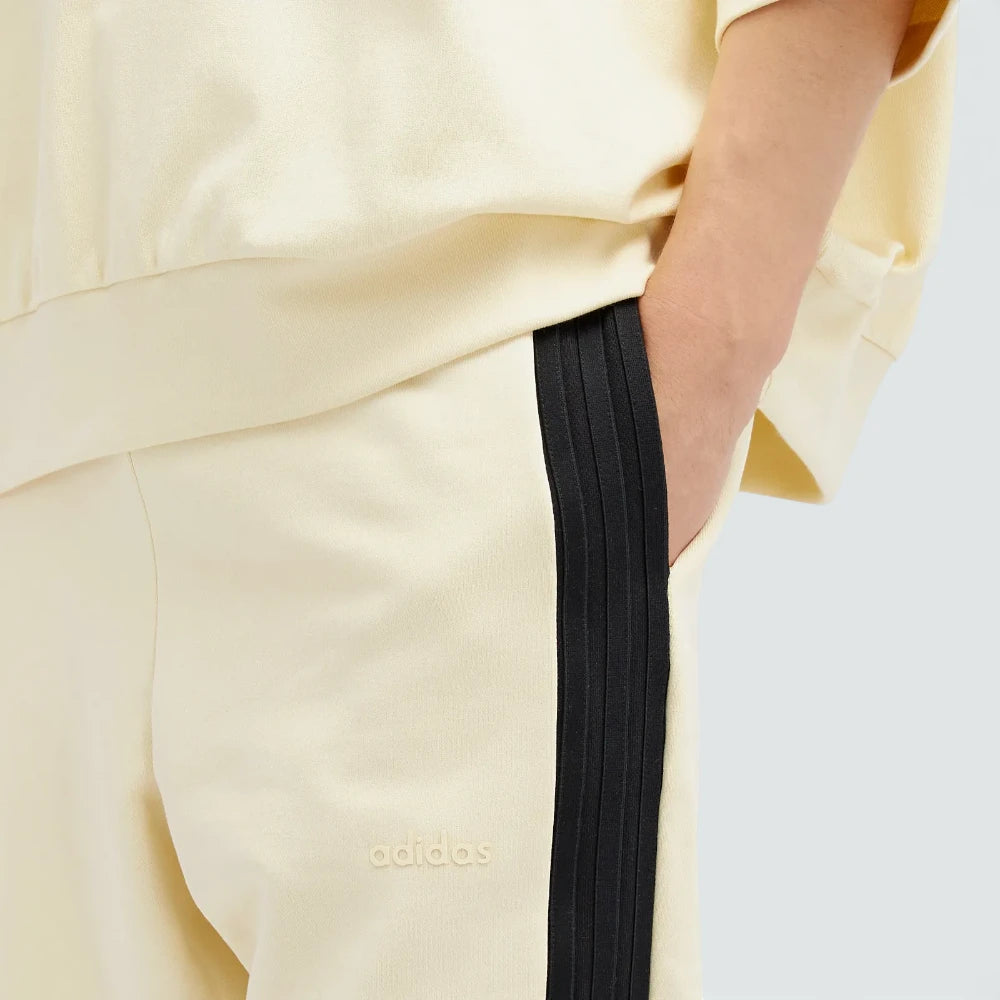 Details the high-definition finish of the texturised logos on the front and thigh.