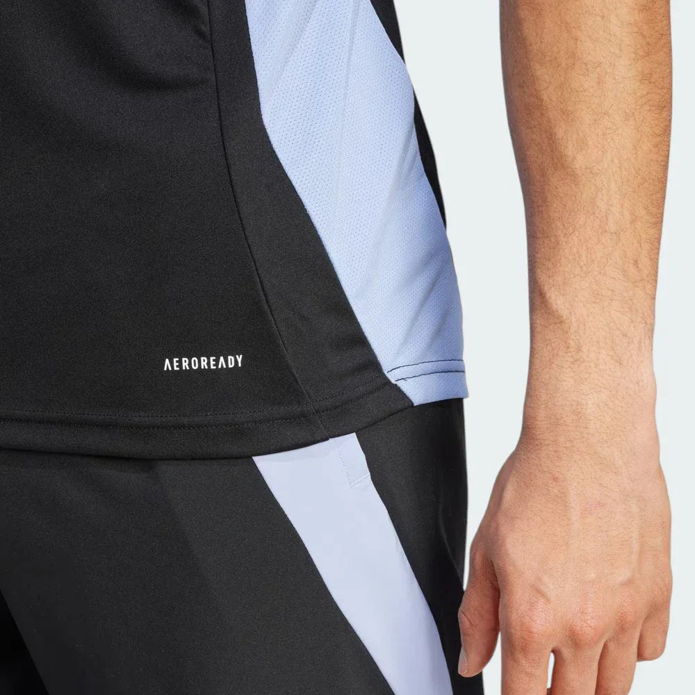 Detailed zoom on the sleeve and hem stitching, showcasing the high-quality recycled polyester weave.