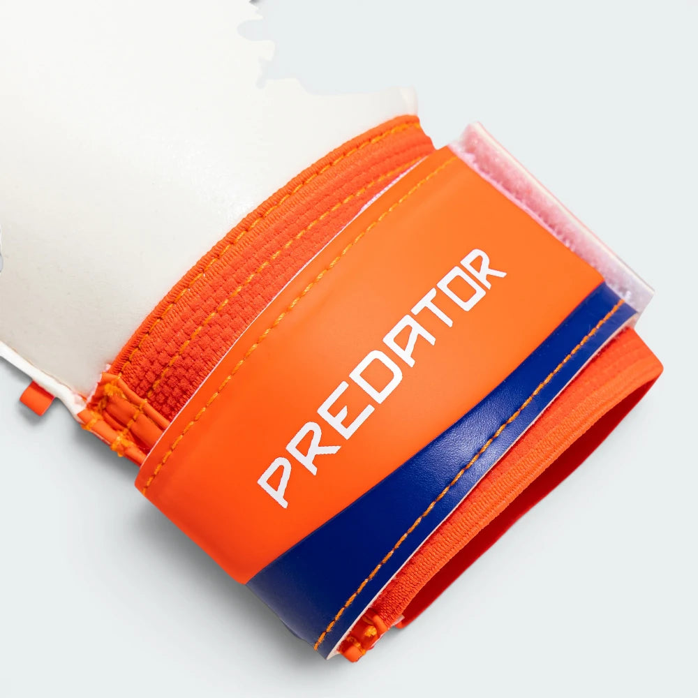 Focuses on the "locked-in" elastic wrist straps and the professional finish of the latex palms.