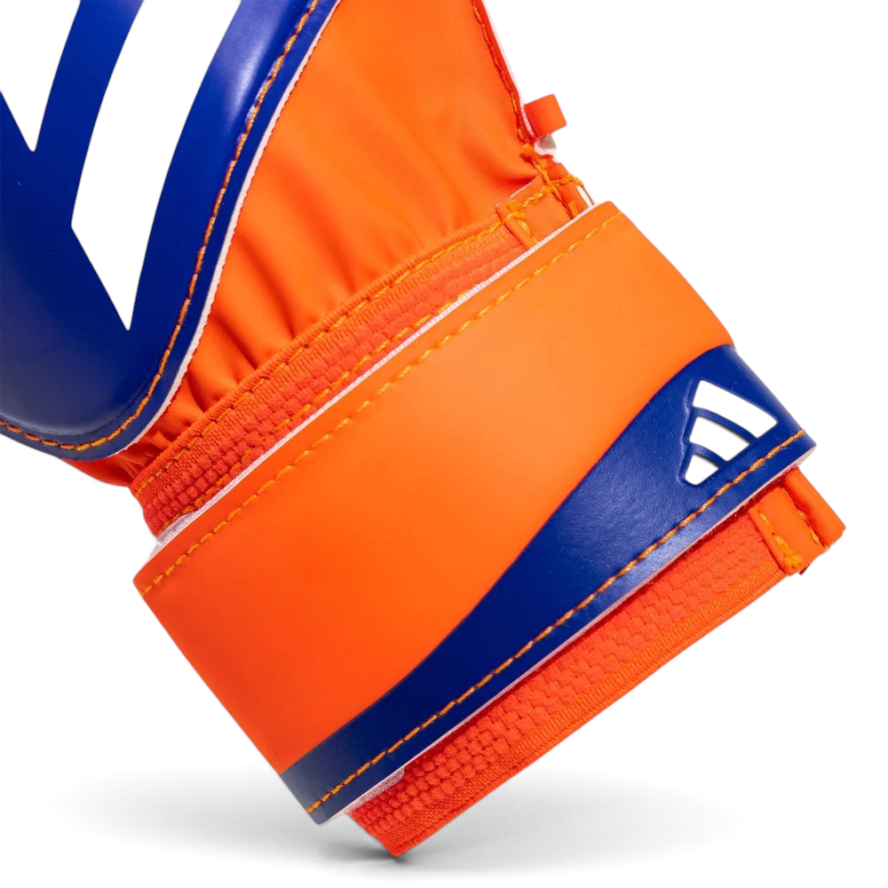 Highlighting the "unreal" elasticity of the wrist closure and the durability of the Velcro adjustment.