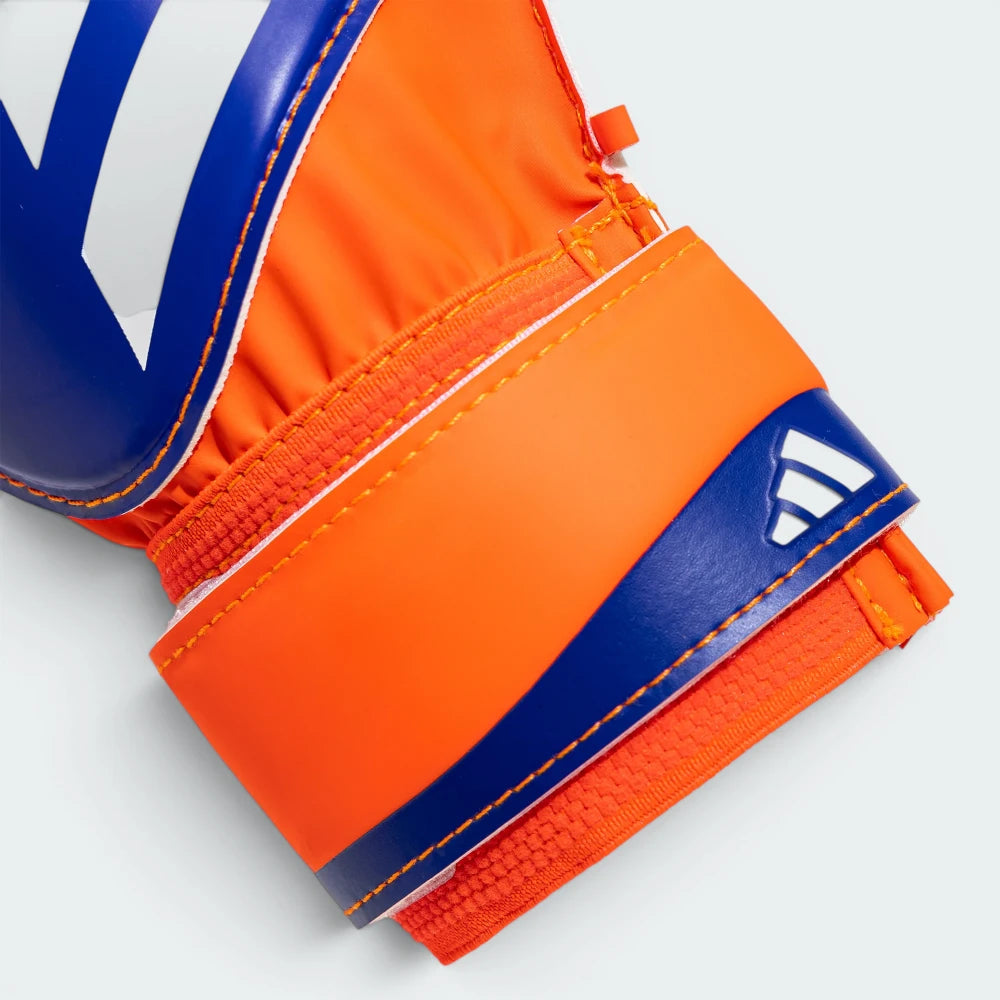 Highlighting the "unreal" elasticity of the wrist closure and the durability of the Velcro adjustment.