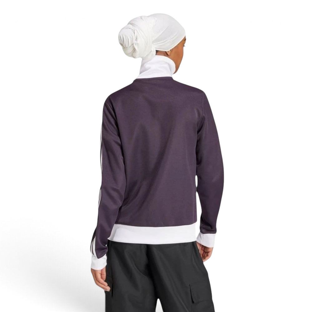 Emphasising the locked-in regular fit and the professional embroidered Trefoil logo.