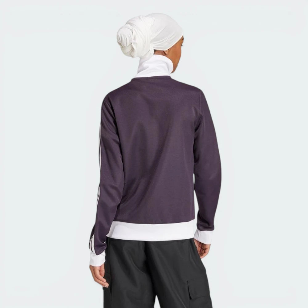 Emphasising the locked-in regular fit and the professional embroidered Trefoil logo.