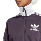 Details the high-definition embroidery and the precision of the contrast stripes.
