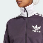 Details the high-definition embroidery and the precision of the contrast stripes.