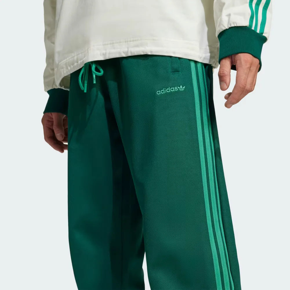 Zoom looking at the side pockets and drawstring, highlighting the quality of the stitching and the textured grain of the material.