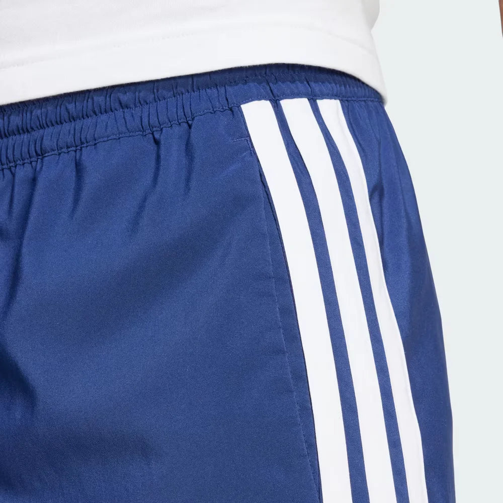 Highlighting the texture of the elasticated waistband and the 3 stripe design