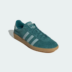 Emphasising the T-toe overlay and the subtle contrast between the two shades of green.