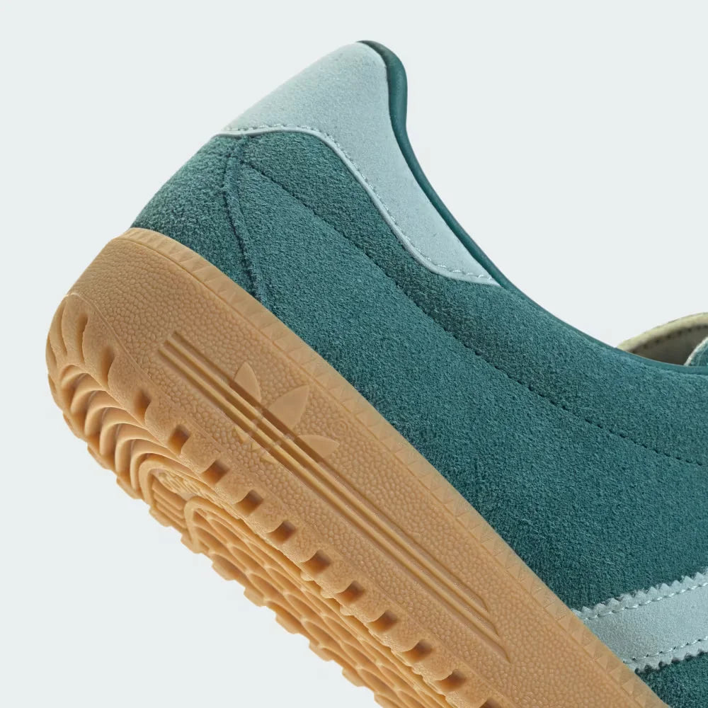 Highlighting the textured nature of the gum rubber and the high-quality synthetic lining at the collar.