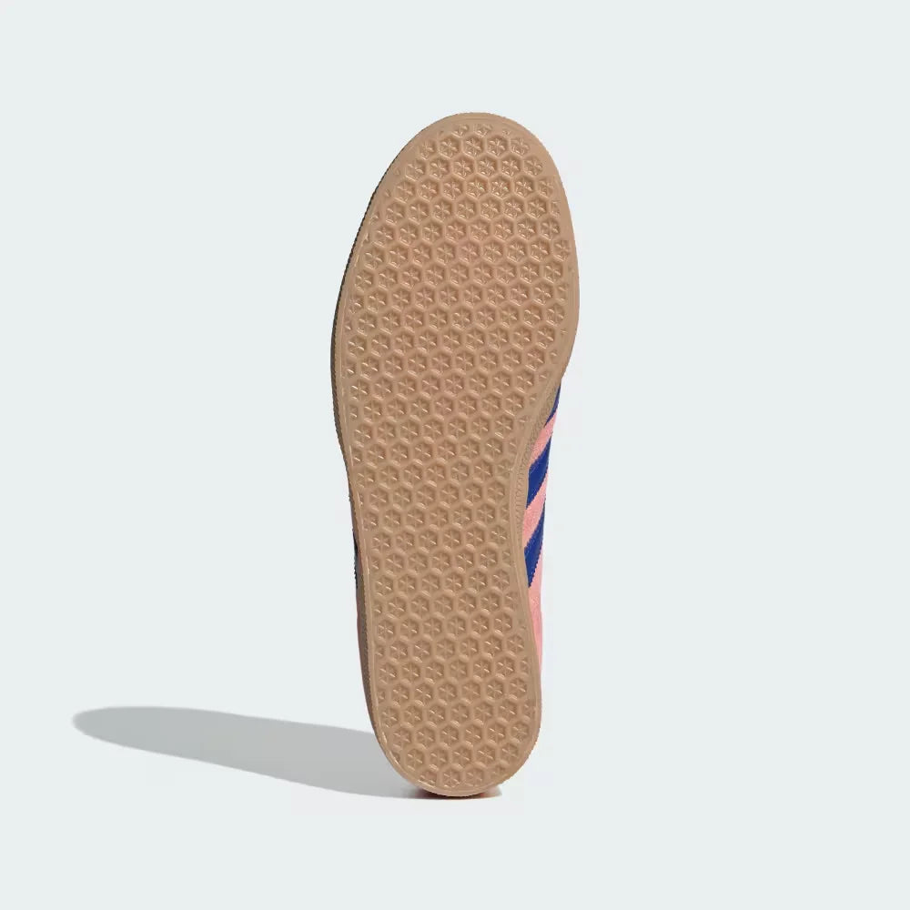 The classic hexagonal Gazelle traction pattern on the gum rubber sole.