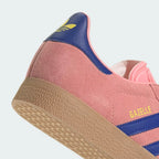 Highlighting the textured nature of the rubber and the high-quality textile lining at the collar.